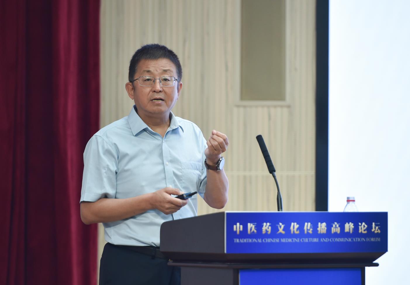 中國(guó)中醫(yī)科學(xué)院原院長(zhǎng)、首席研究員、中國(guó)非物質(zhì)文化遺產(chǎn)保護(hù)協(xié)會(huì)副會(huì)長(zhǎng)兼中醫(yī)藥委員會(huì)會(huì)長(zhǎng)曹洪欣發(fā)表主旨演講。