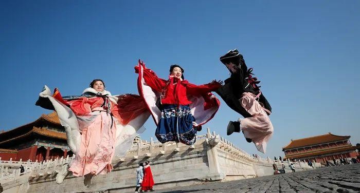 國潮俘獲“Z世代”，中國人審美旨趣向內(nèi)看