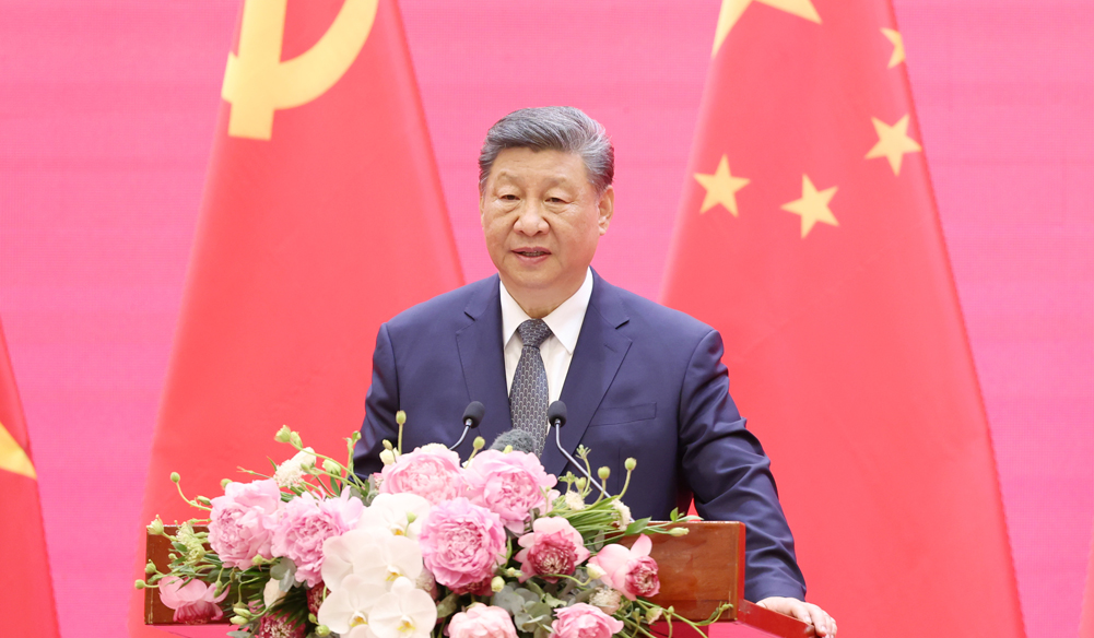習近平同越共中央總書記蘇林、越南國家主席梁強共同會見中越人民大聯(lián)歡活動代表