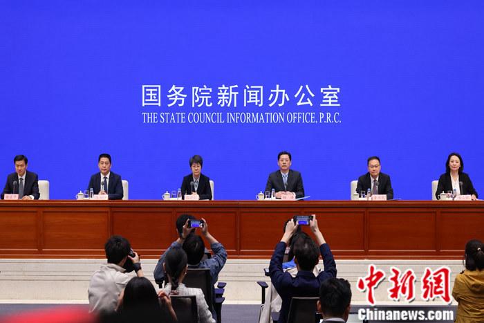 4月19日，中國國務院新聞辦公室在北京舉行新聞發(fā)布會，商務部副部長郭婷婷、商務部綜合司司長楊濤、市場運行和消費促進司司長徐興鋒、對外貿(mào)易司司長李興乾、外國投資管理司負責人吉小楓介紹2024年一季度商務運行及工作情況，并答記者問。 <a target='_blank' href='/'>中新社</a>記者 楊可佳 攝 